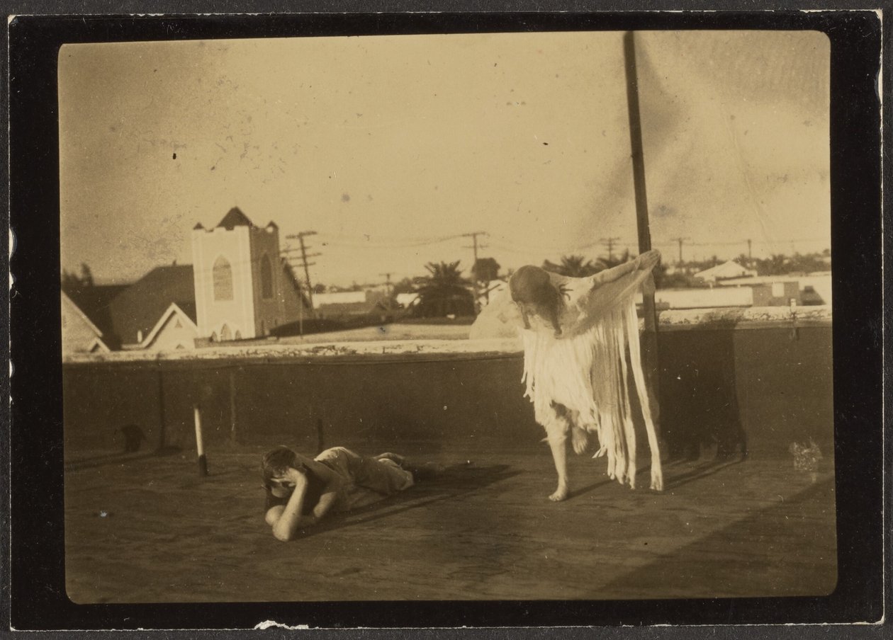 [Florence Dancing in Native American Costume] de Louis Fleckenstein