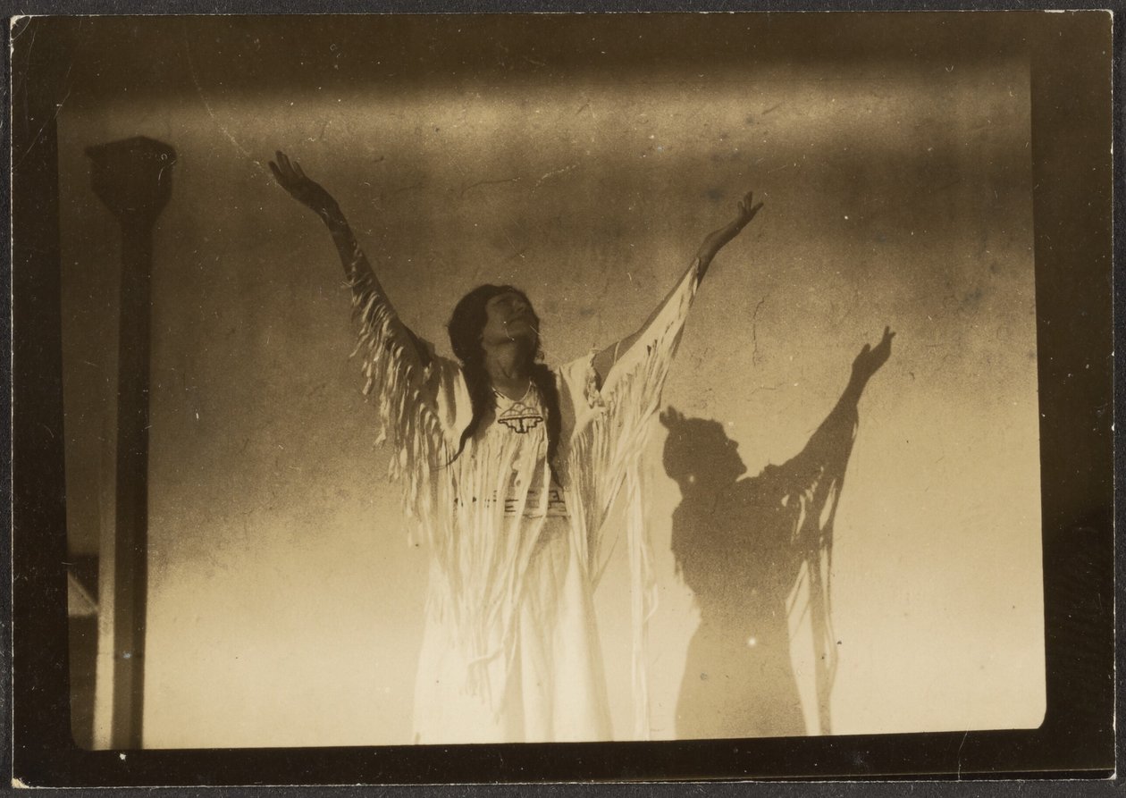 [Florence Dancing in Native American Costume] de Louis Fleckenstein