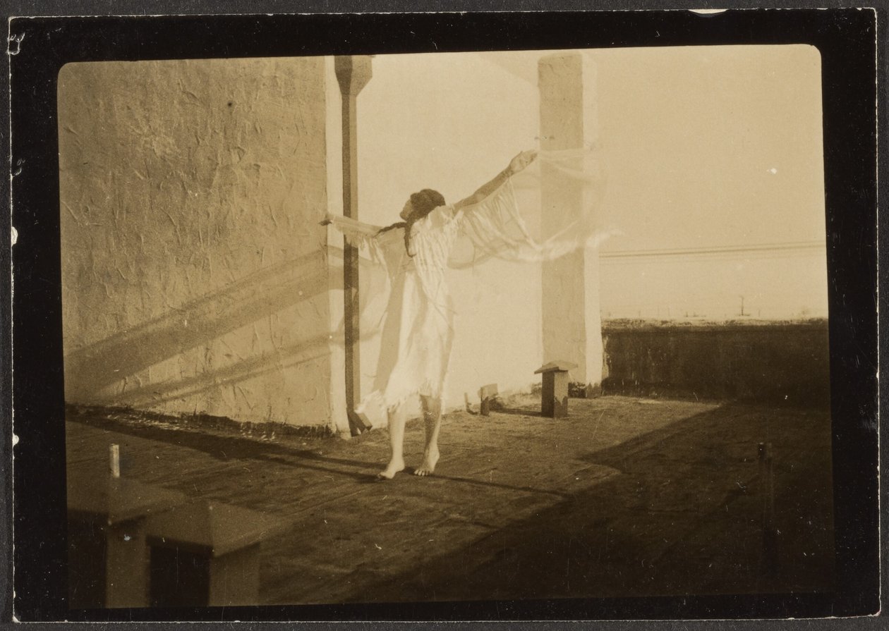 [Florence dançando com traje de índia americana] de Louis Fleckenstein