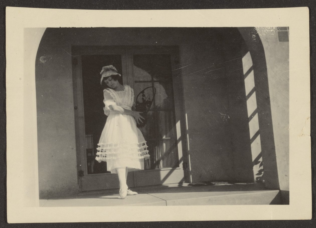 [Florence Dancing on Porch] de Louis Fleckenstein