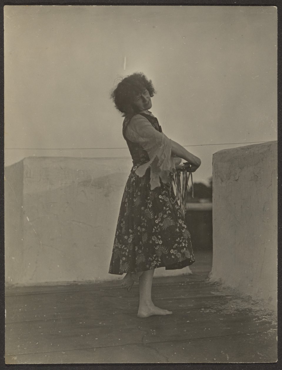 [Florence Dancing on Roof] de Louis Fleckenstein