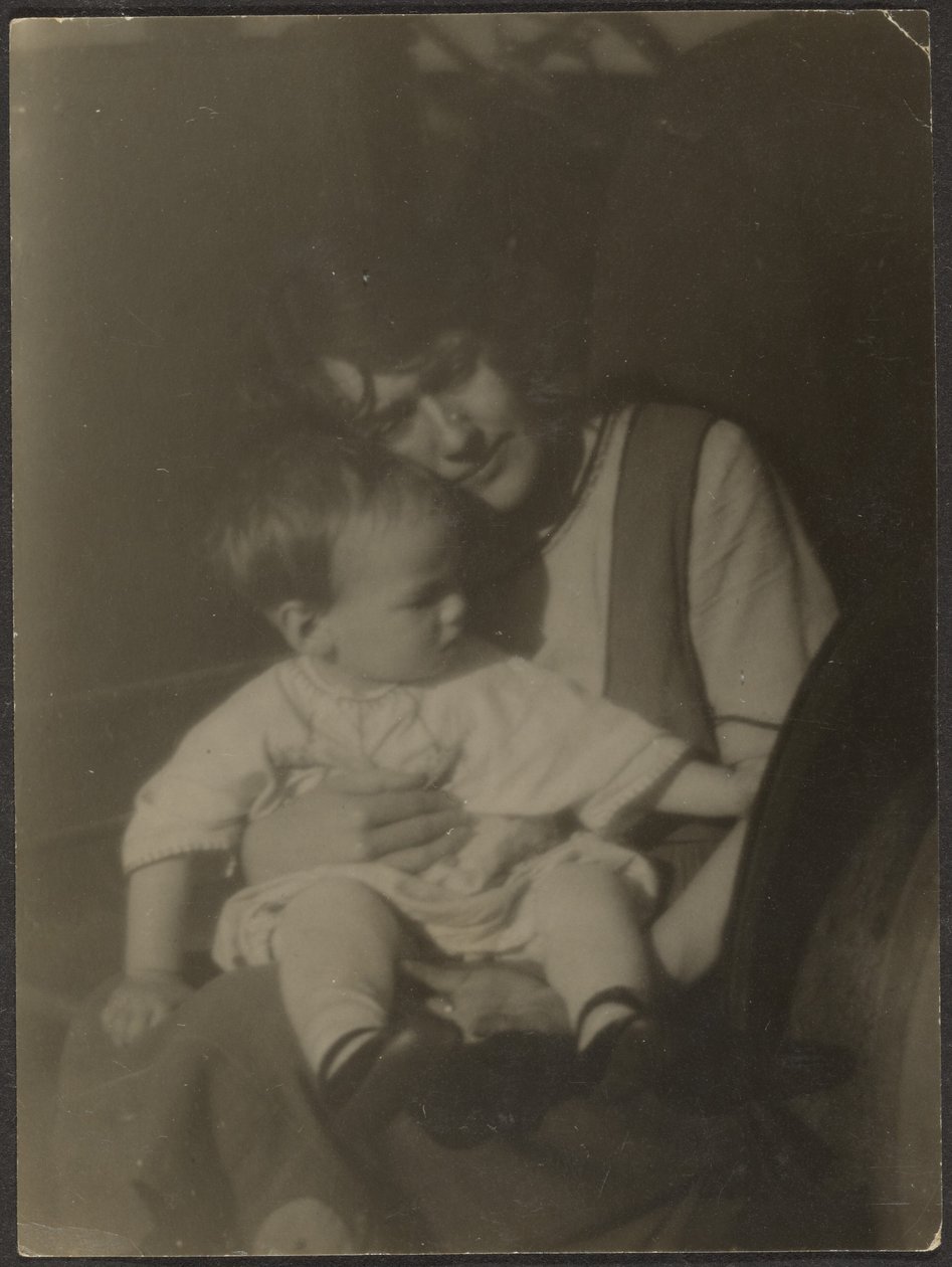 [Florença segurando o bebé]. de Louis Fleckenstein