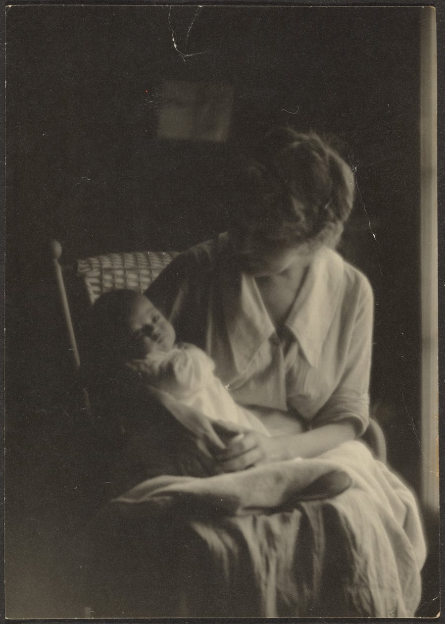 [Florença segurando o bebé]. de Louis Fleckenstein