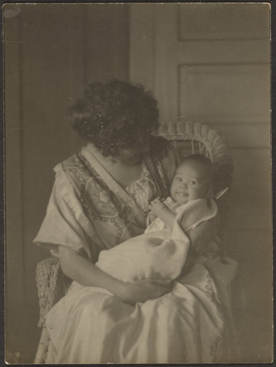 [Florence segurando o bebé numa cadeira de baloiço] de Louis Fleckenstein