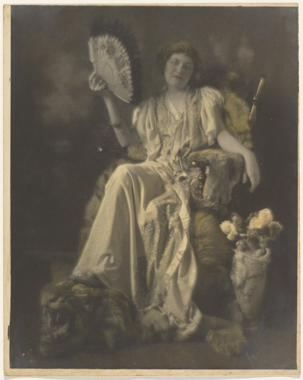 [Florença sentada numa cadeira com tapete de tigre]. de Louis Fleckenstein
