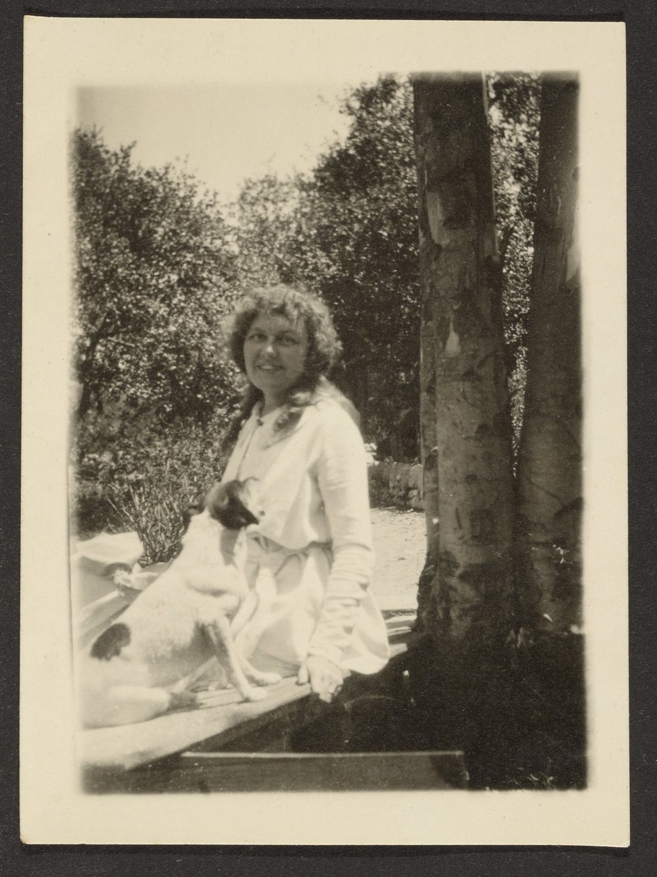 [Florence Sitting with Dog] de Louis Fleckenstein