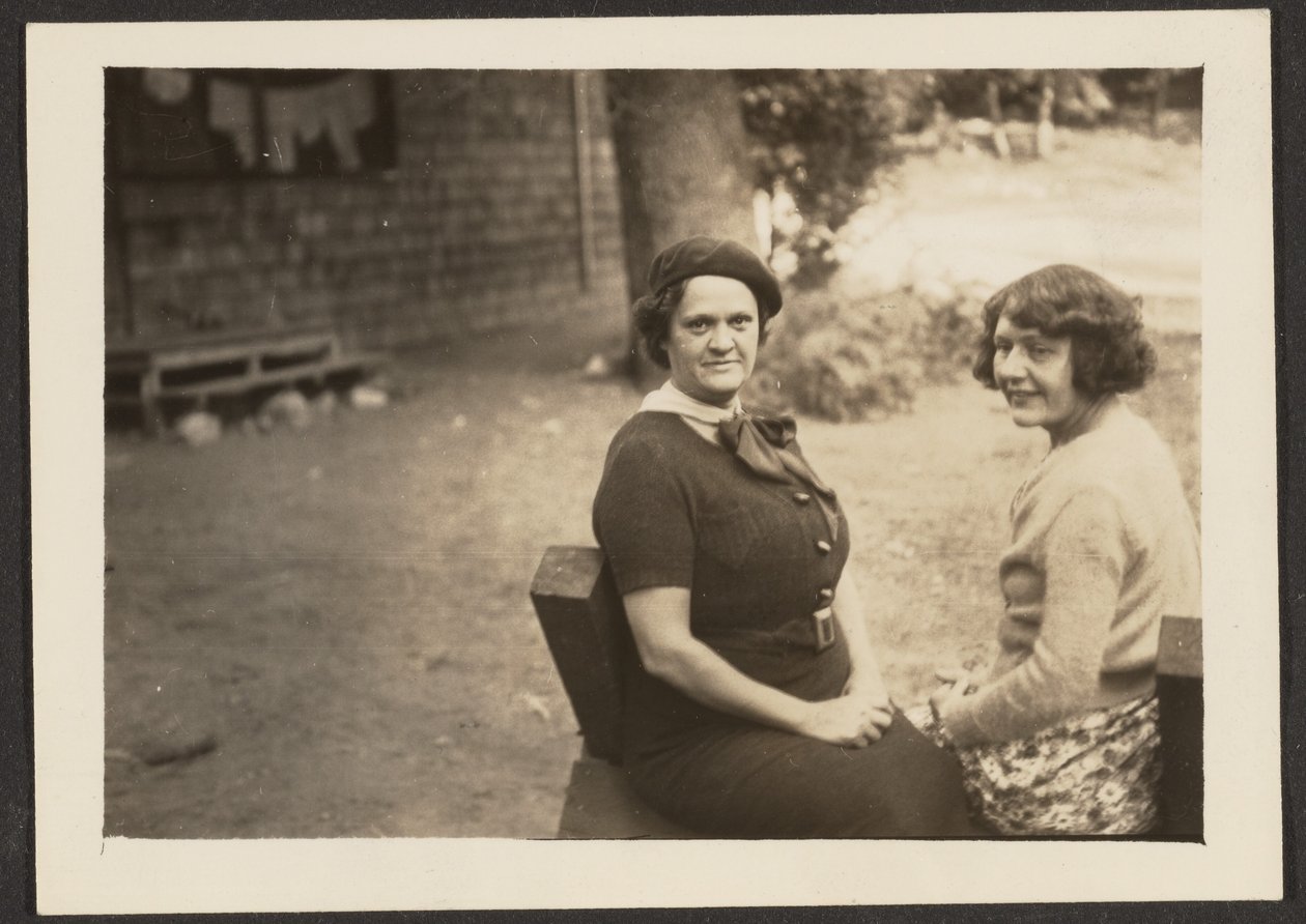 [Florence e uma amiga no quintal] de Louis Fleckenstein