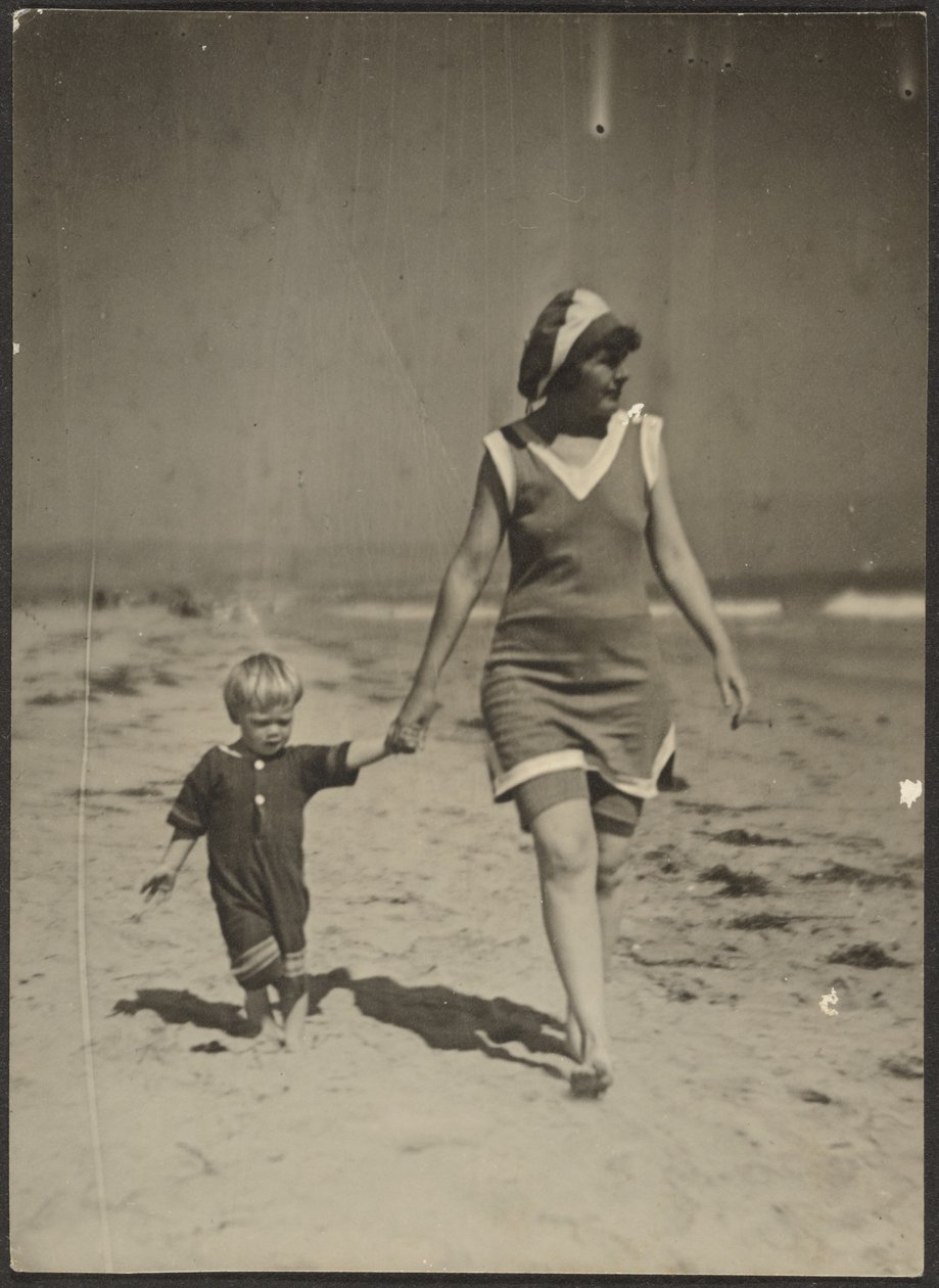 [Florence e o bebé a passear na praia] de Louis Fleckenstein