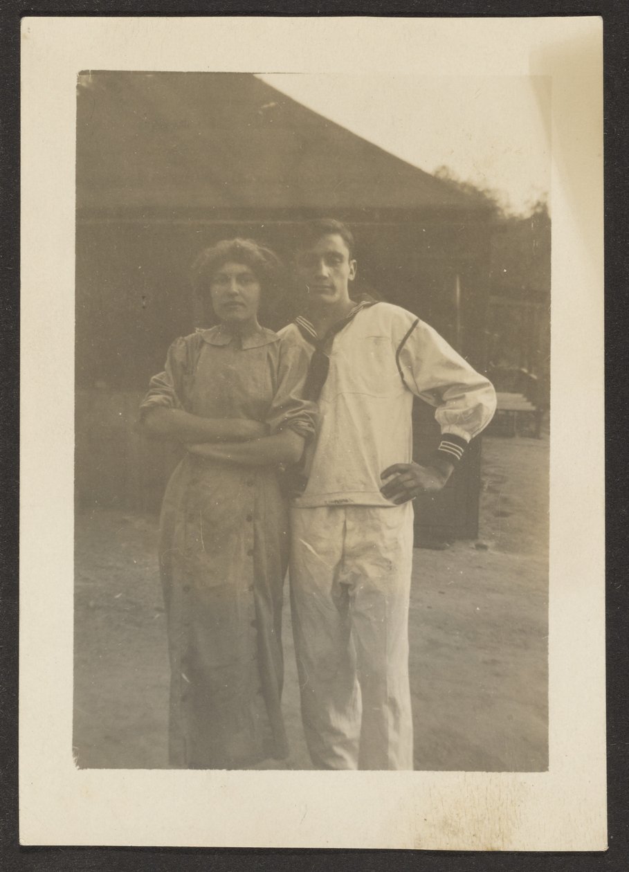 [Florence e um jovem de uniforme da Marinha] de Louis Fleckenstein
