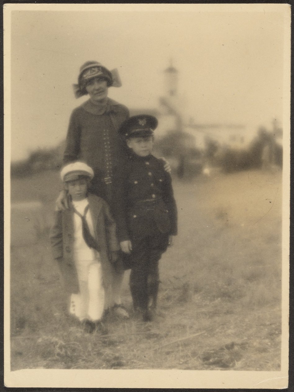[Florence com os seus dois rapazes em uniformes militares] de Louis Fleckenstein