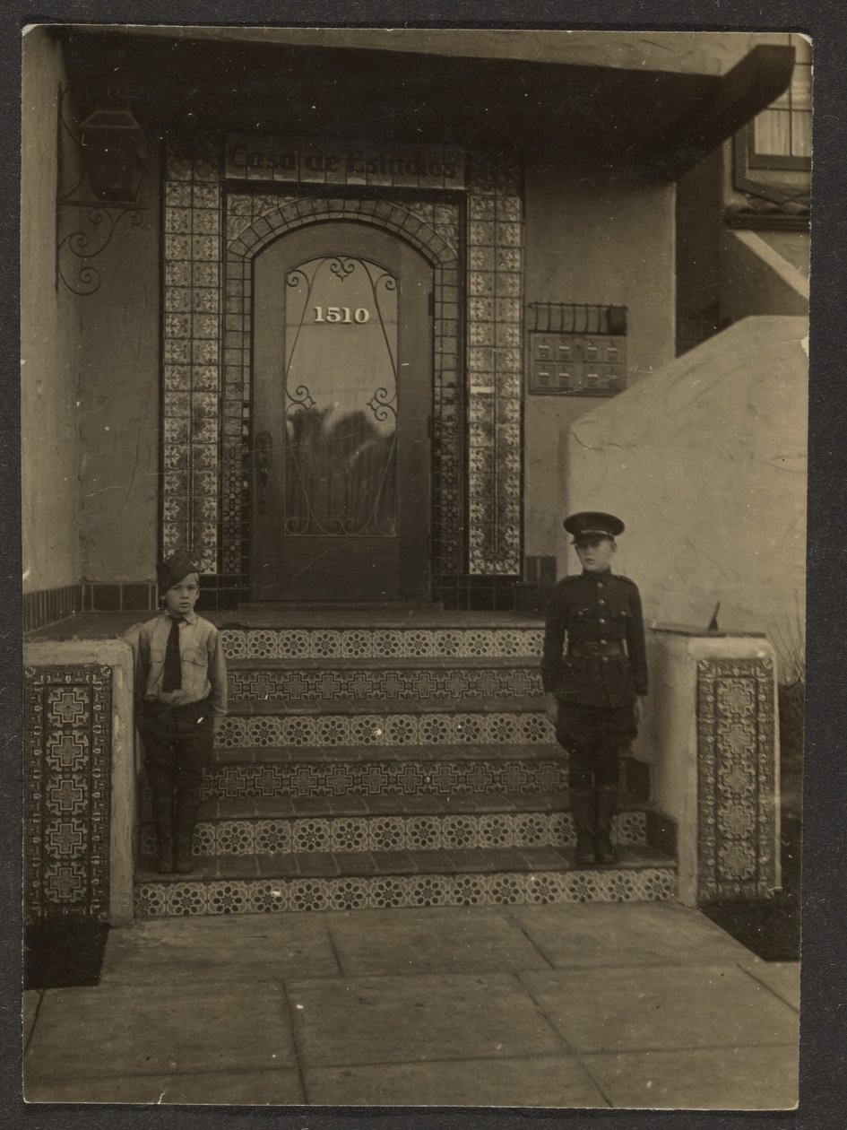 [Os rapazes de Florença em frente ao estúdio de Fleckenstein em Long Beach] de Louis Fleckenstein