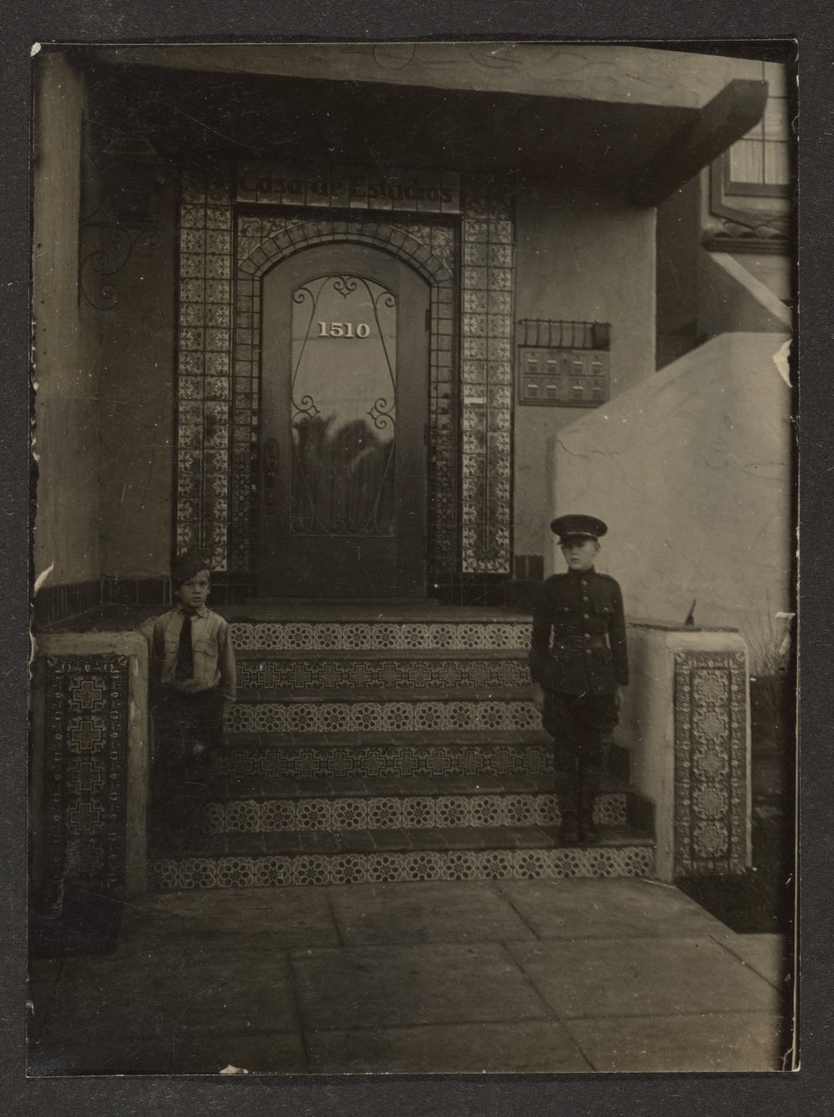 [Os filhos de Florence à porta do estúdio de Fleckenstein em Long Beach] de Louis Fleckenstein