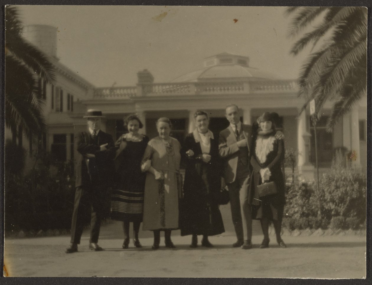 [Retrato de grupo no exterior do edifício]. de Louis Fleckenstein