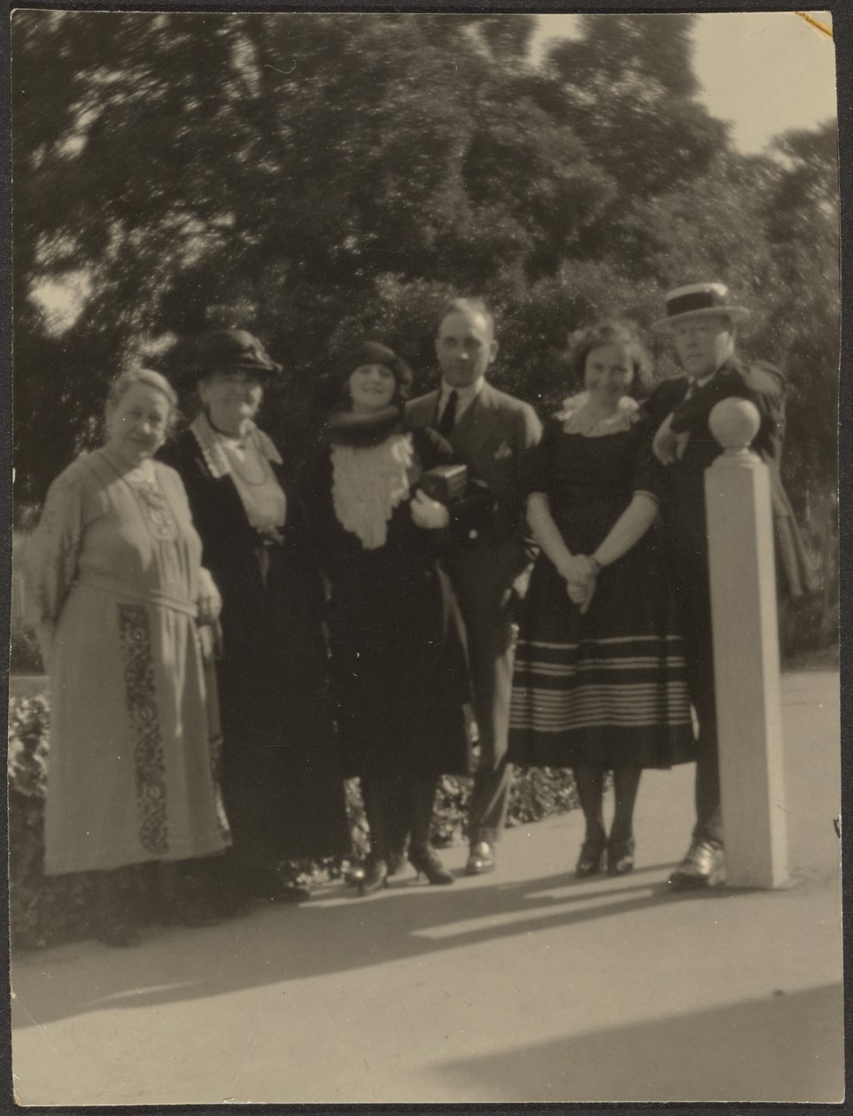 [Retrato de grupo no parque]. de Louis Fleckenstein