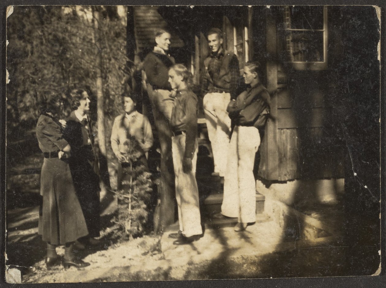 [Grupo de pé atrás da casa]. de Louis Fleckenstein