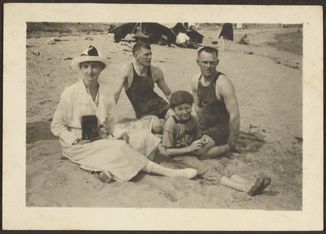 [Grupo na praia] de Louis Fleckenstein