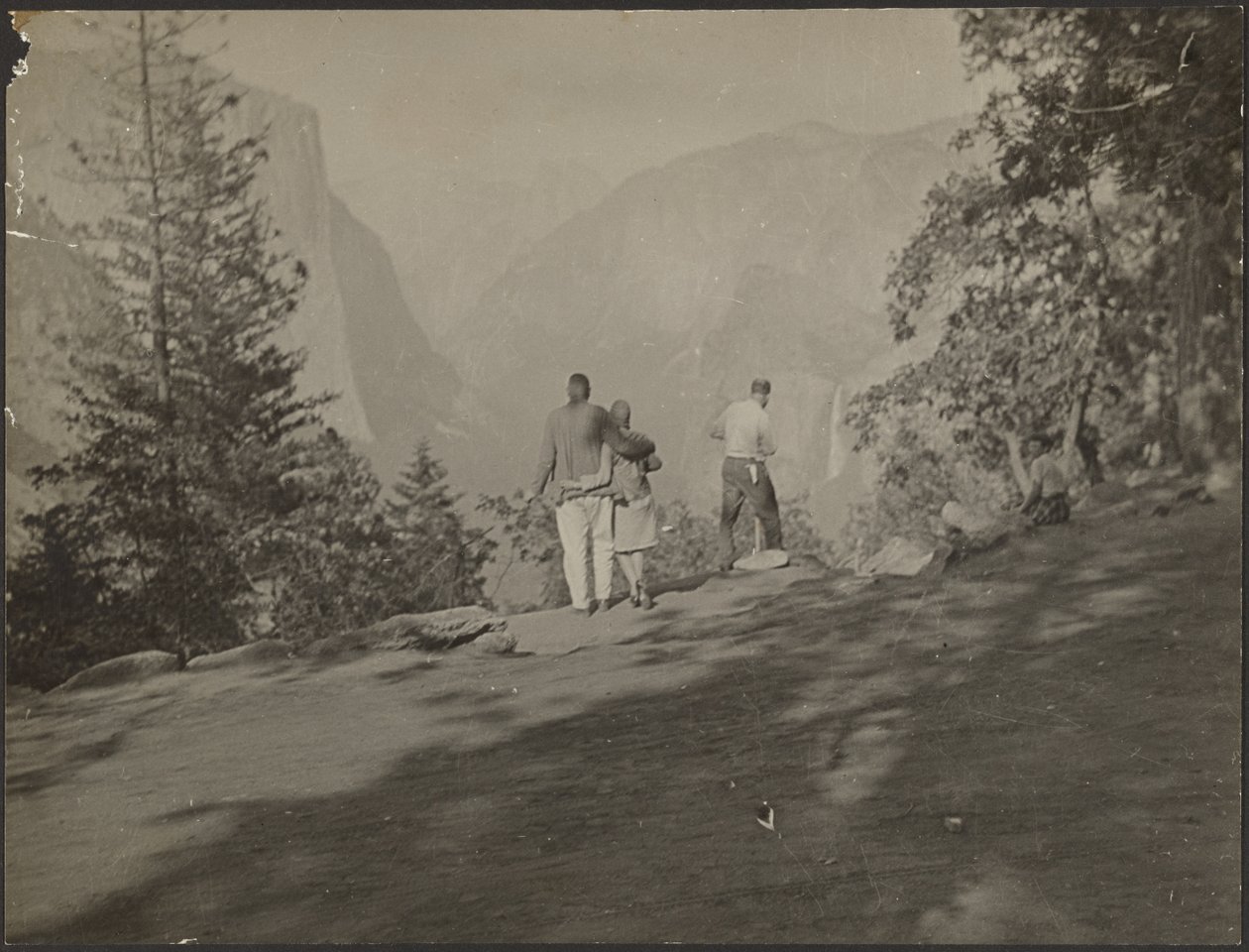 [Grupo de caminhantes a olhar para a vista]. de Louis Fleckenstein