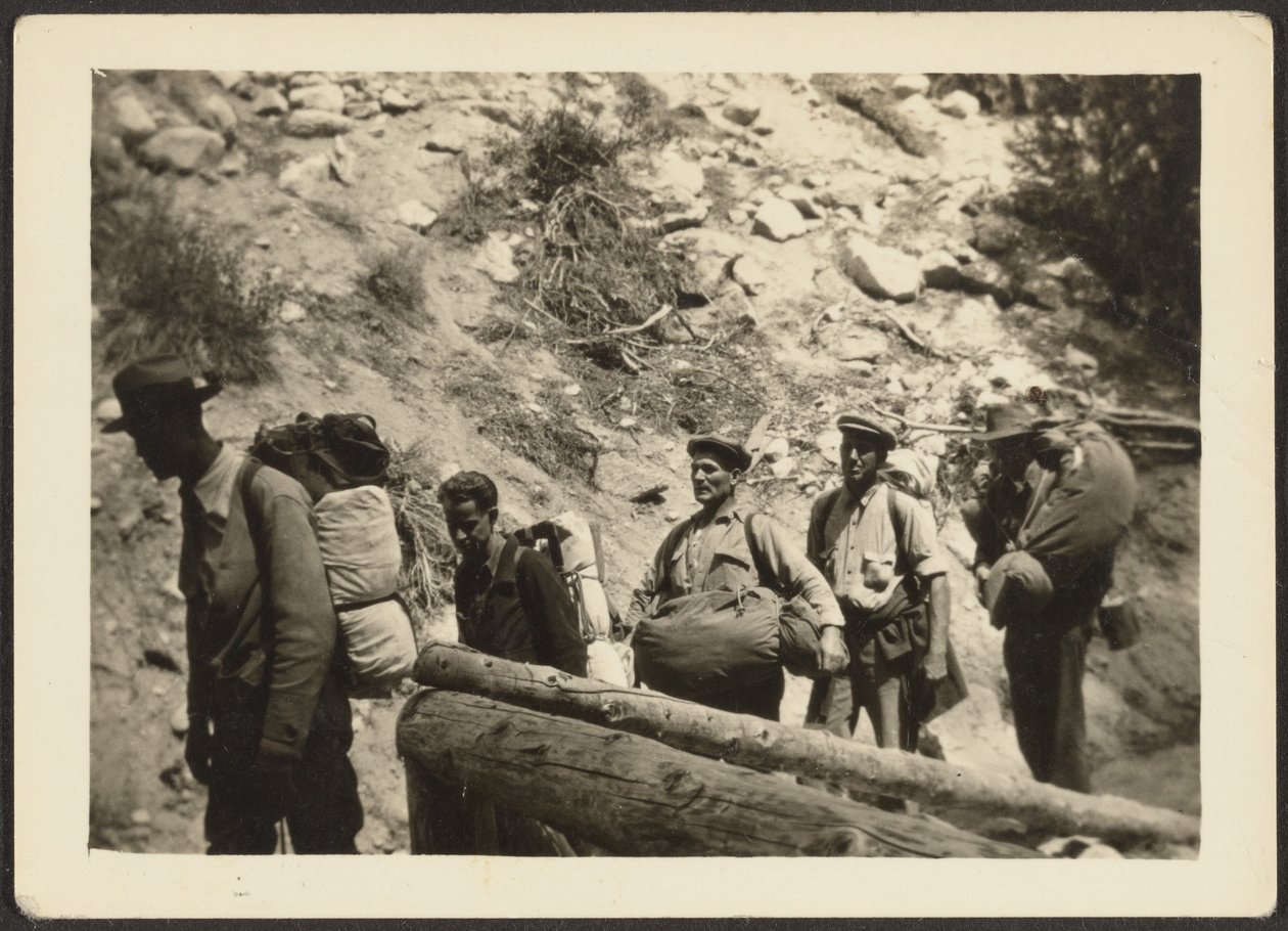 [Grupo de homens a caminhar]. de Louis Fleckenstein