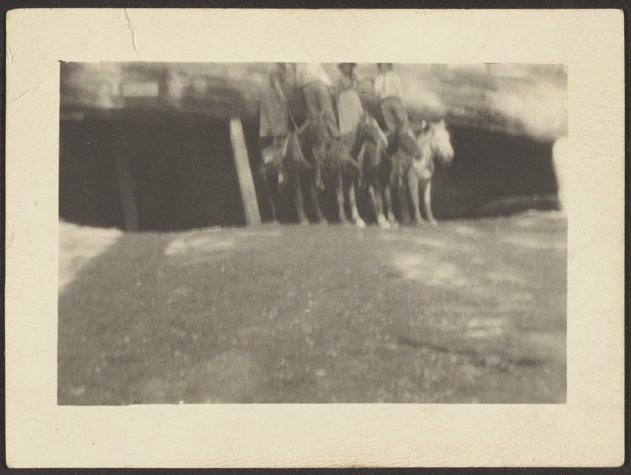 [Grupo de pessoas a cavalo]. de Louis Fleckenstein