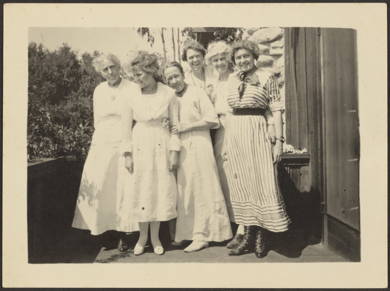 [Grupo de mulheres na varanda] de Louis Fleckenstein