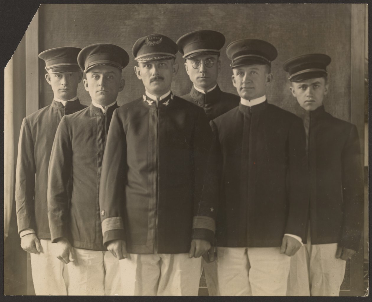 [Grupo de jovens de uniforme diante da tapeçaria (cadetes)]. de Louis Fleckenstein