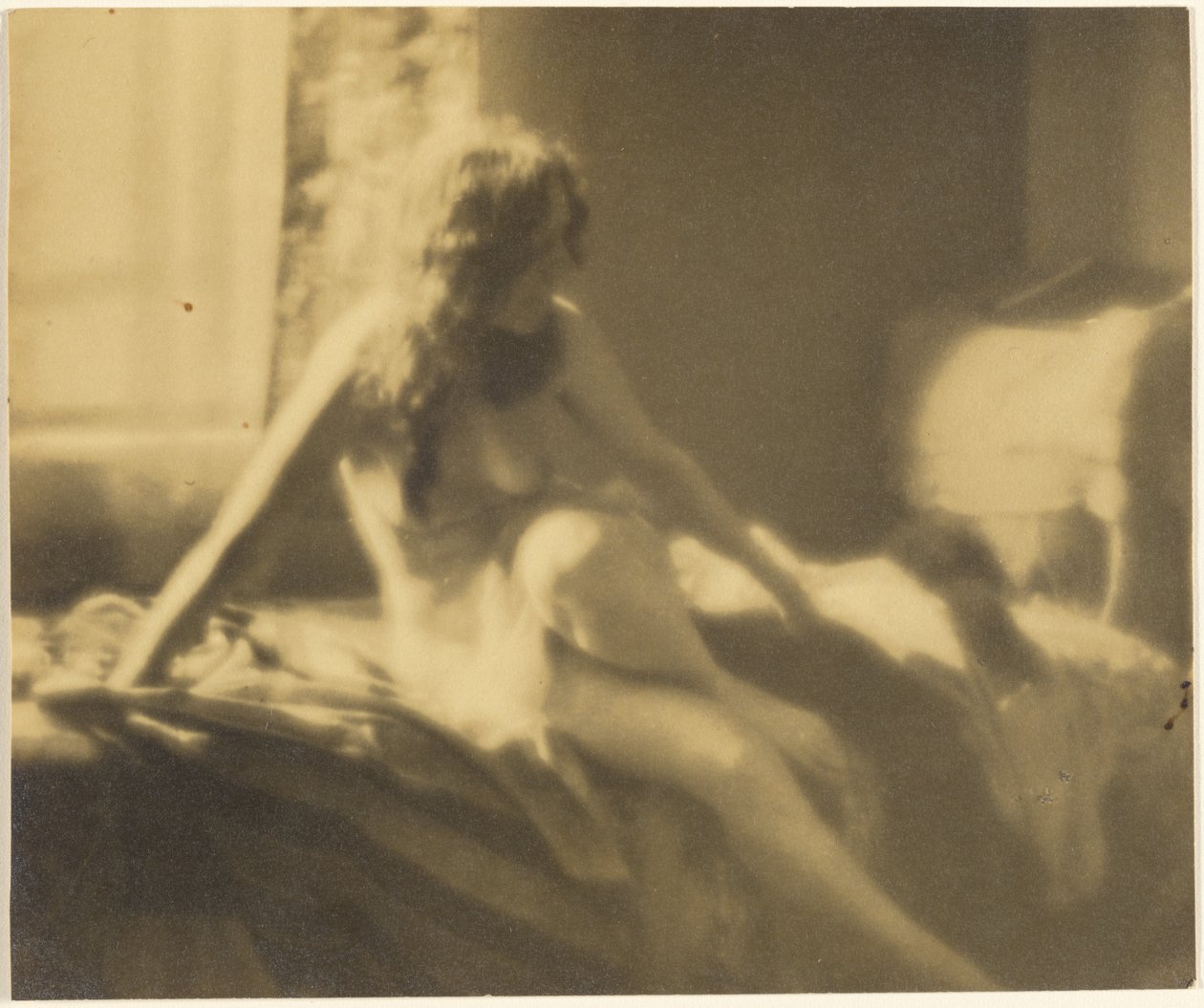 [Meio-nu reclinado na cama]. de Louis Fleckenstein