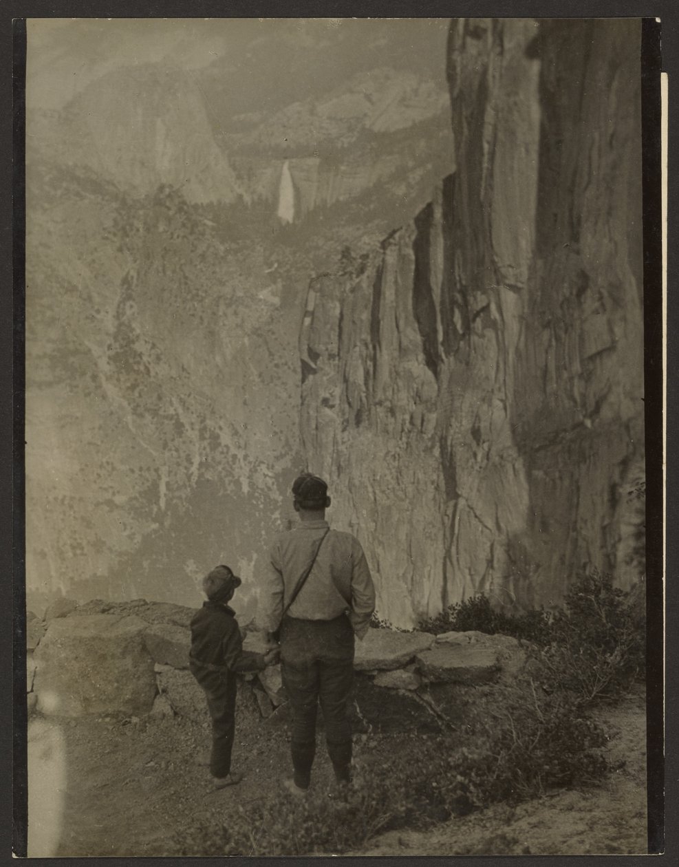 Liberty Cap e Nevada Falls, vistas a partir do Ledge Trail, no Parque Nacional de Yosemite de Louis Fleckenstein