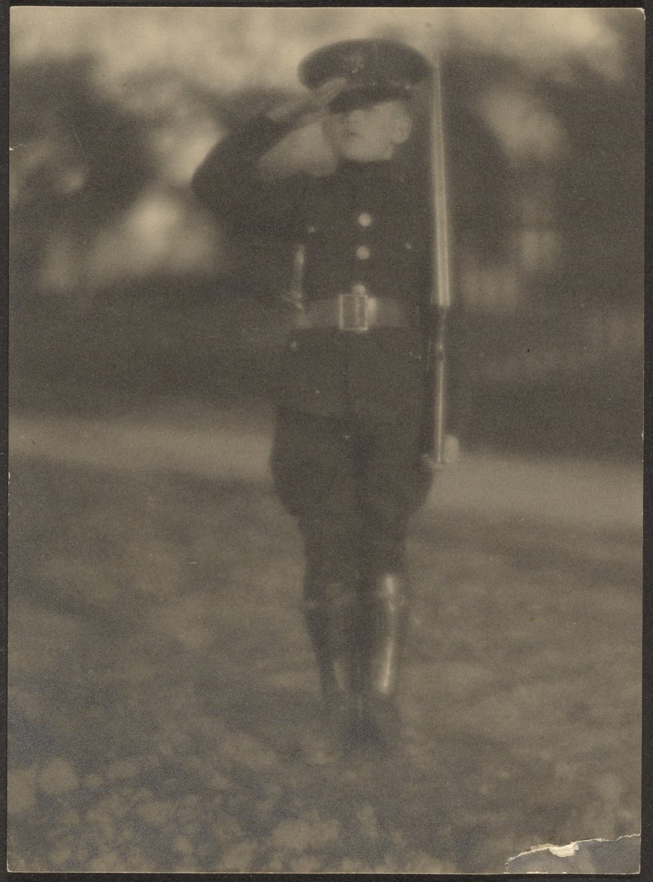 [Rapazinho de uniforme] de Louis Fleckenstein