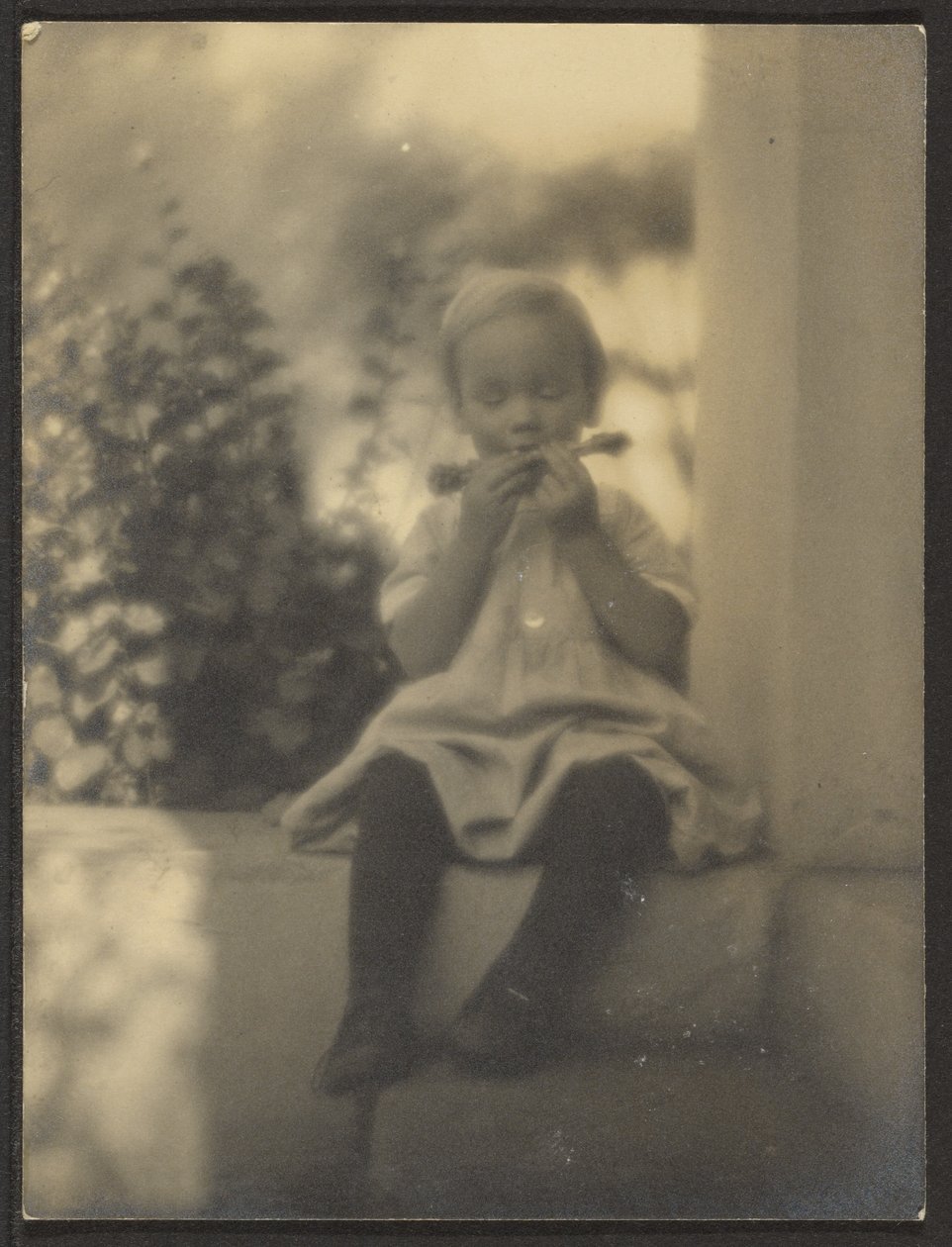 [Menina nos degraus da entrada] de Louis Fleckenstein