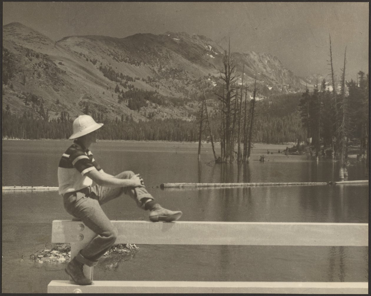 [Homem sentado num banco à beira do lago]. de Louis Fleckenstein