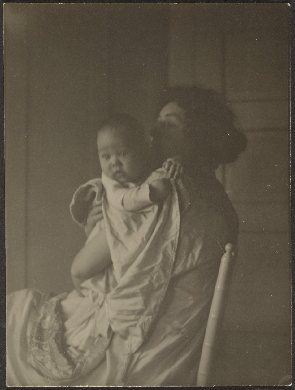 [Mãe segurando o bebé na cadeira]. de Louis Fleckenstein