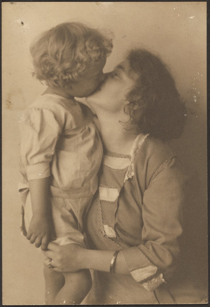 [Mãe e filho a beijarem-se] de Louis Fleckenstein