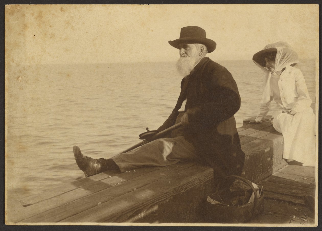 Homem idoso e mulher a olhar para o mar de Louis Fleckenstein