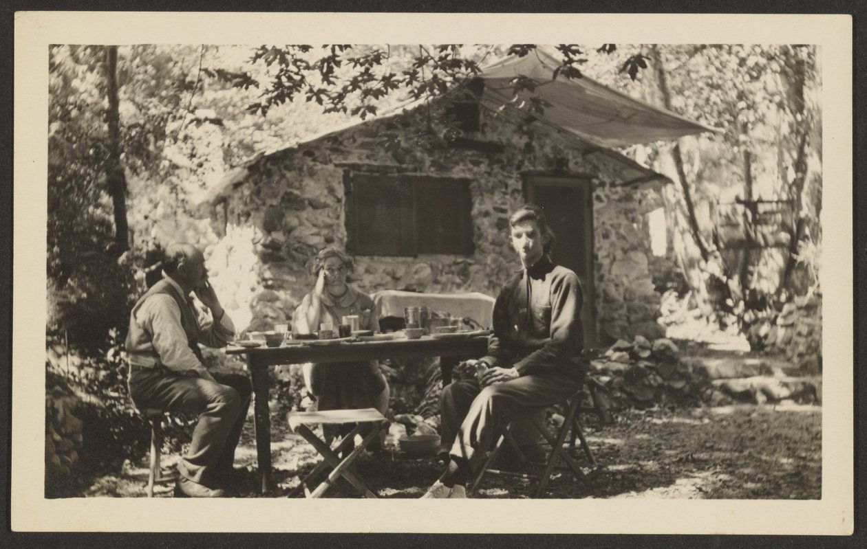 [Refeição ao ar livre na casa de pedra no bosque] de Louis Fleckenstein