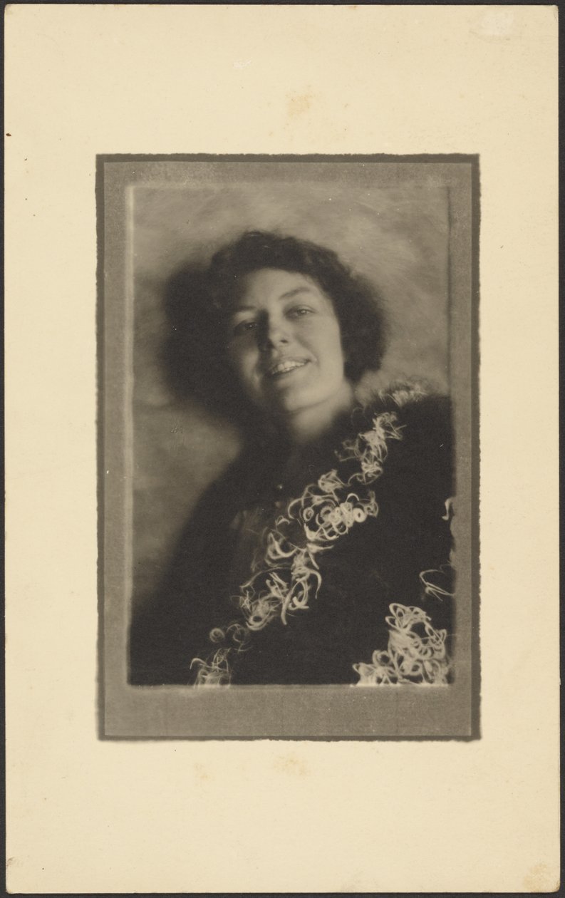 [Fotografia de um retrato de uma mulher com efeito de luz] de Louis Fleckenstein