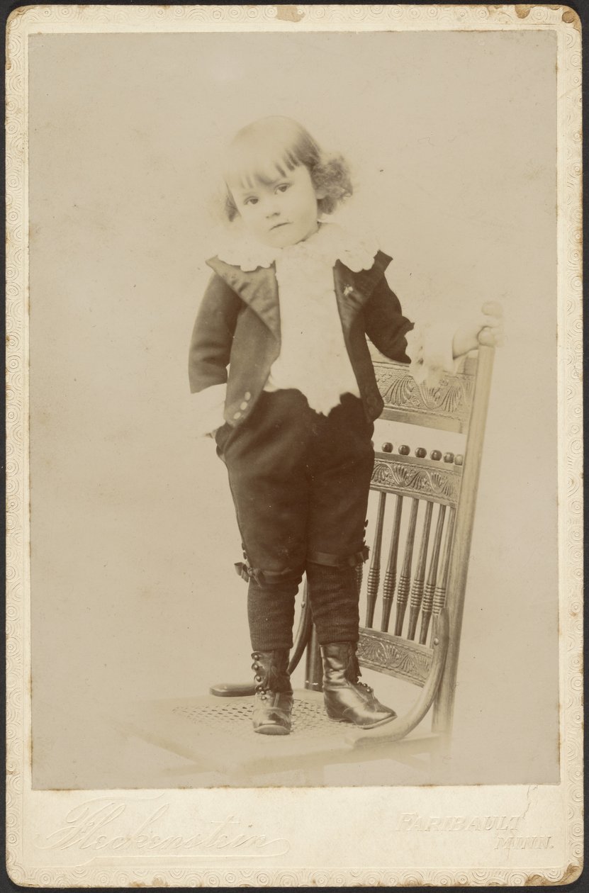[Retrato de uma criança de pé numa cadeira]. de Louis Fleckenstein