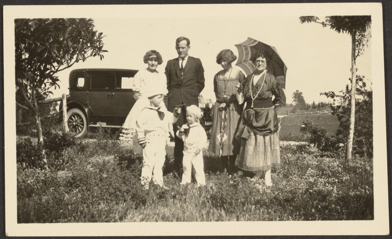 [Retrato da família de Florence no exterior com carro]. de Louis Fleckenstein