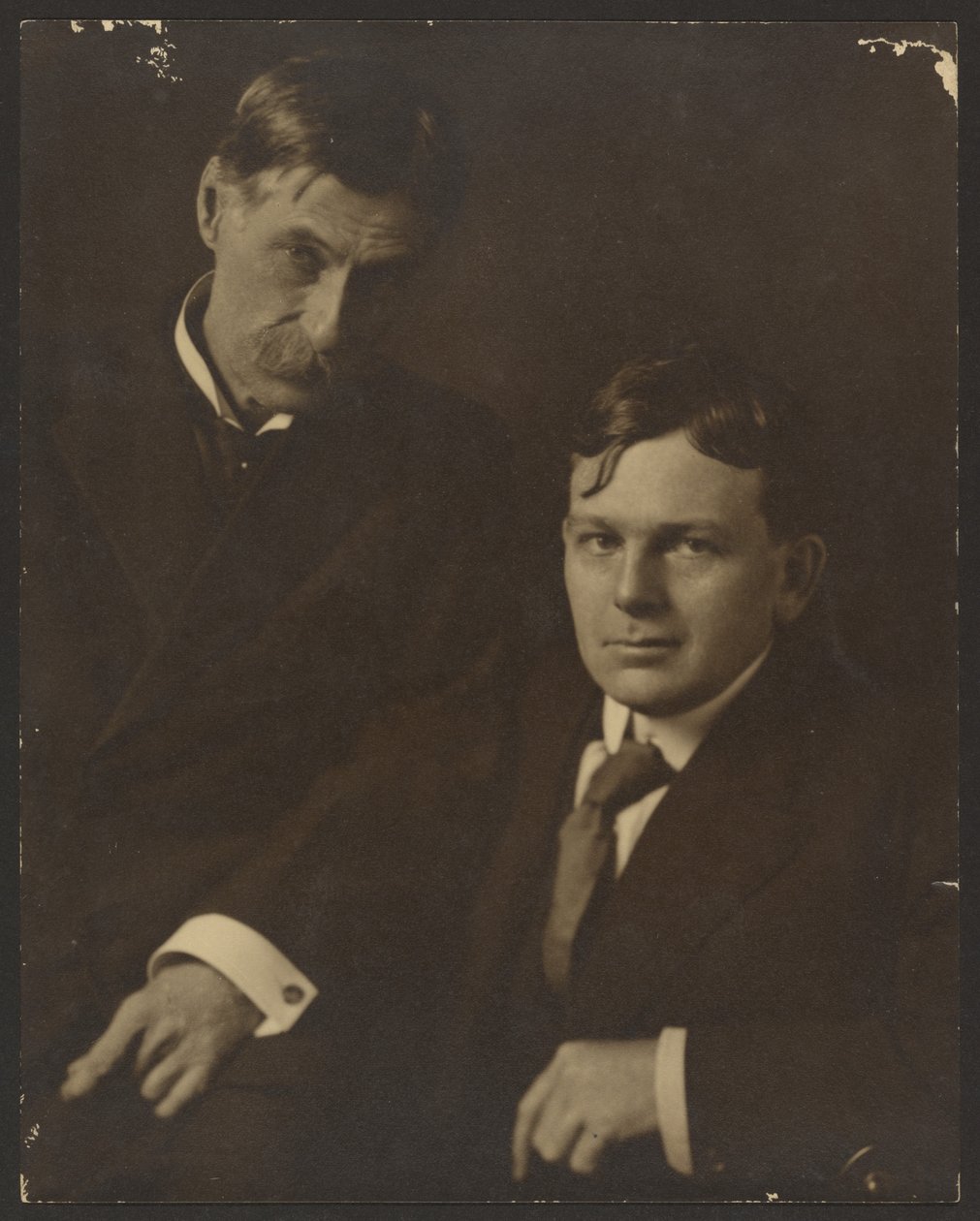 [Retrato de dois homens de fato]. de Louis Fleckenstein