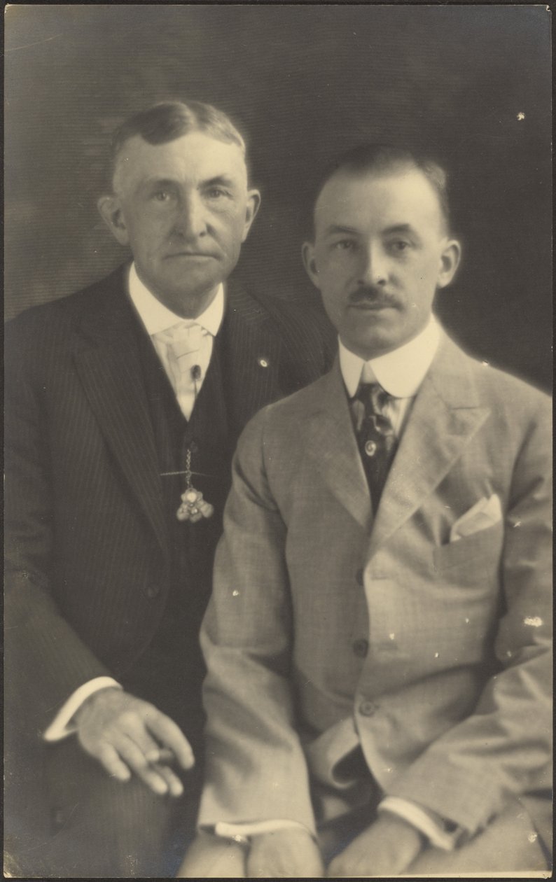 [Retrato de dois homens com acessórios de fato] de Louis Fleckenstein