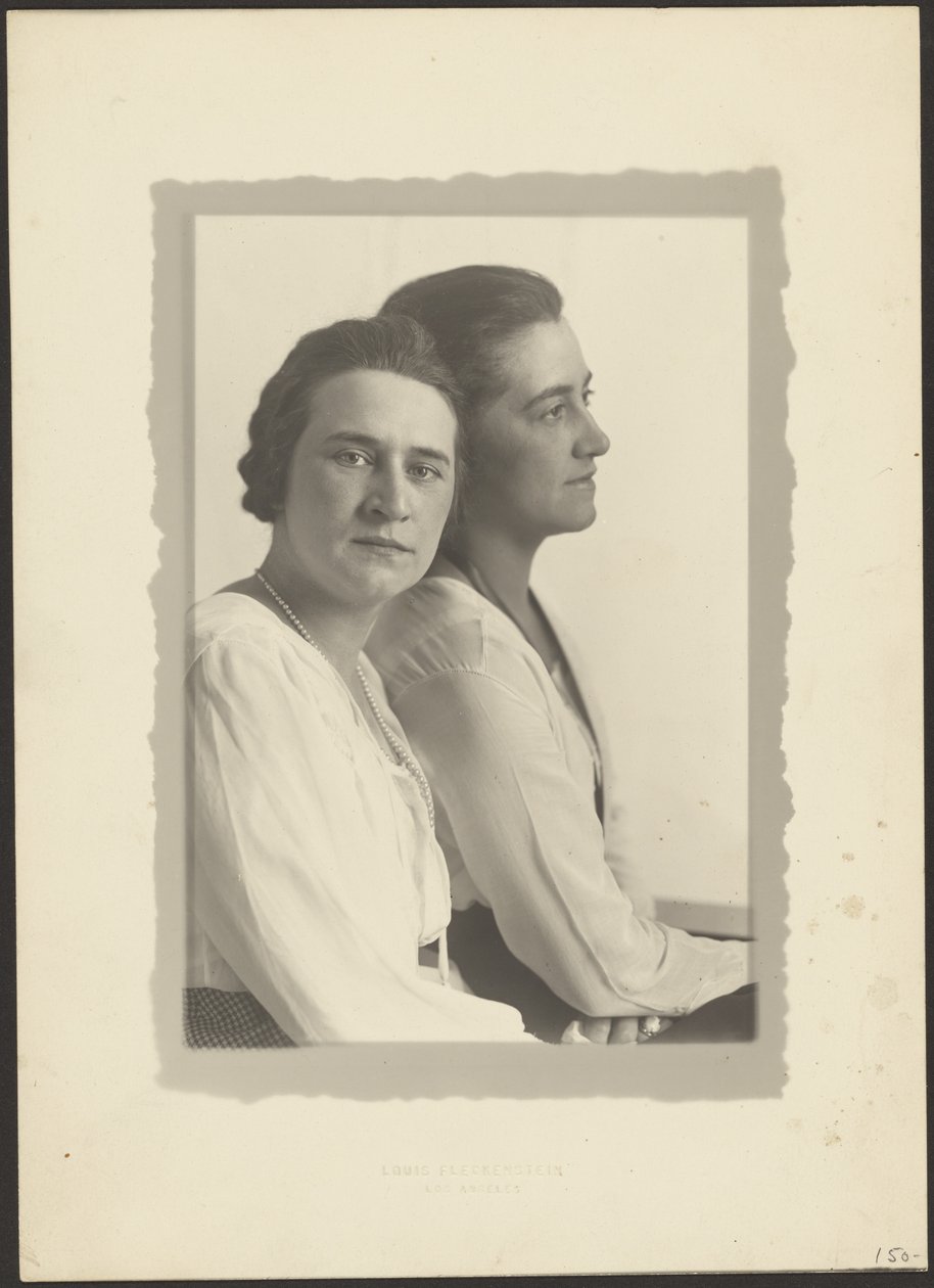 [Retrato de duas mulheres contra um fundo branco] de Louis Fleckenstein