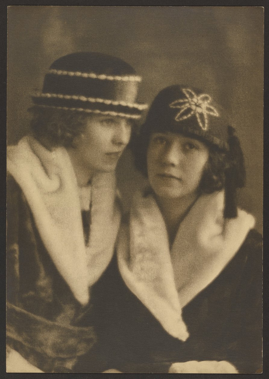 [Retrato de duas mulheres com chapéus de debrum branco] de Louis Fleckenstein