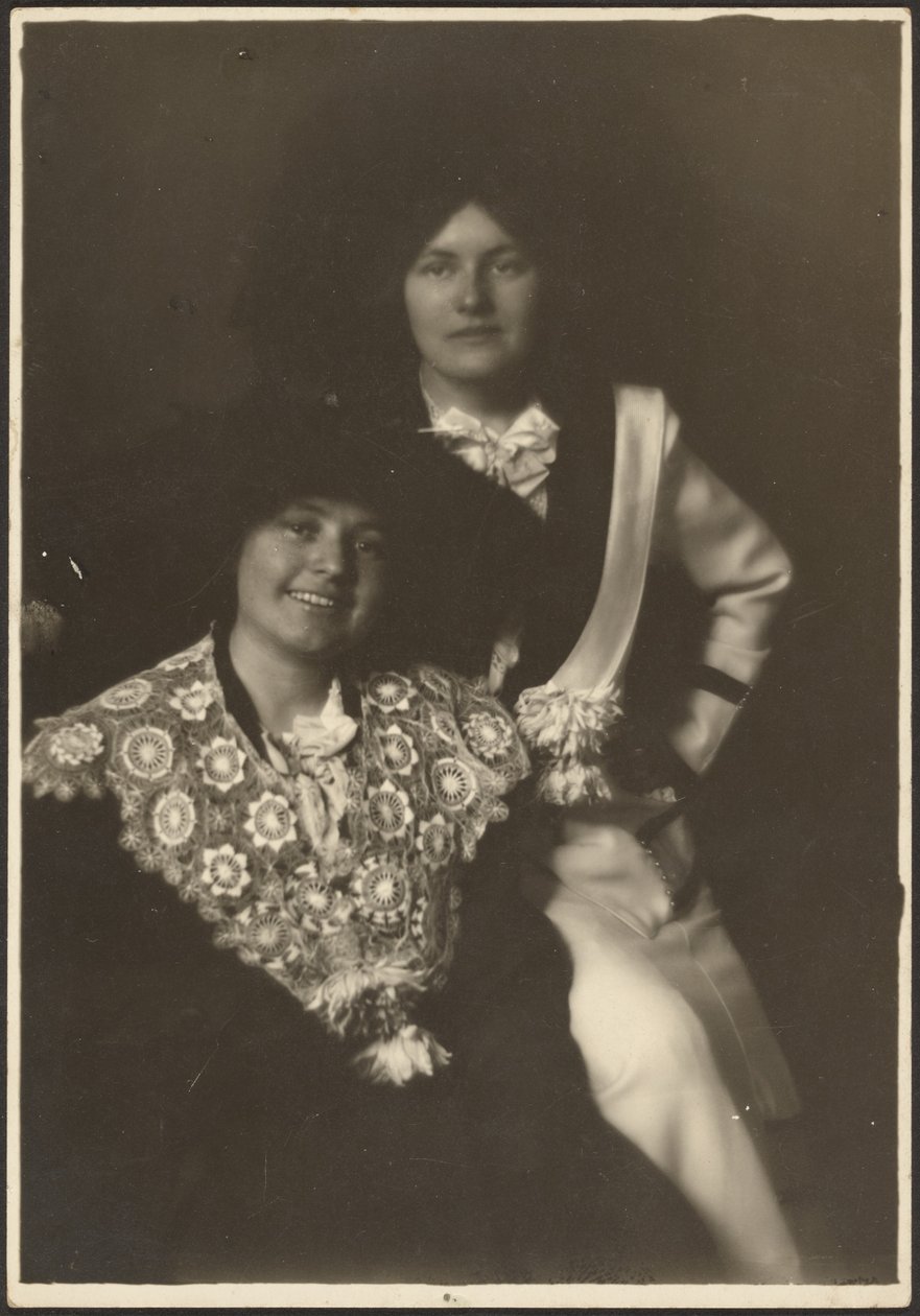 [Retrato de duas mulheres em trajes ornamentados]. de Louis Fleckenstein