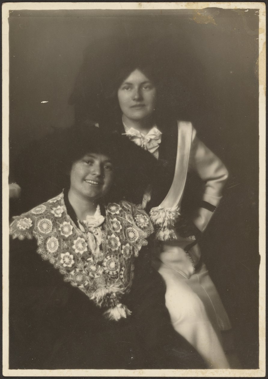 [Retrato de duas mulheres com trajes ornamentados] de Louis Fleckenstein