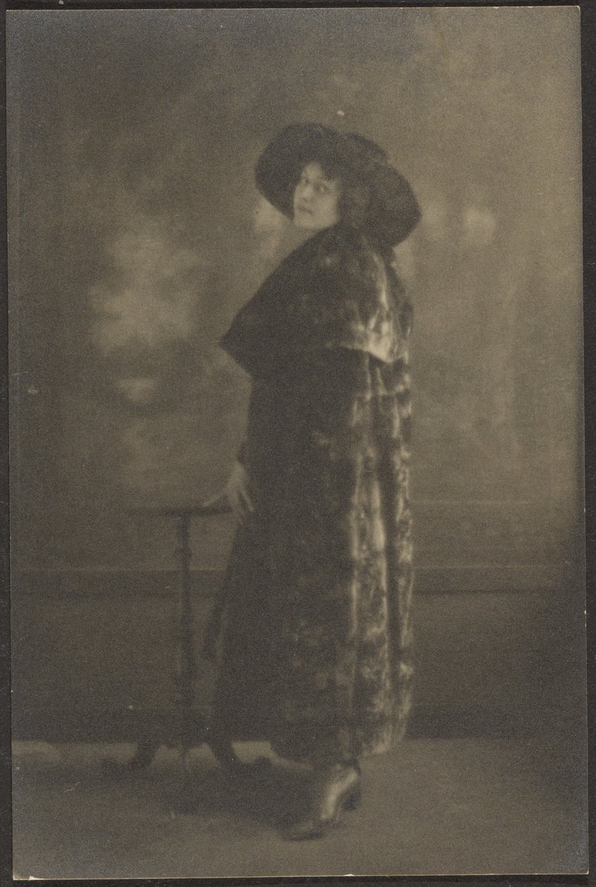 [Retrato de mulher de casaco comprido diante de uma tapeçaria] de Louis Fleckenstein