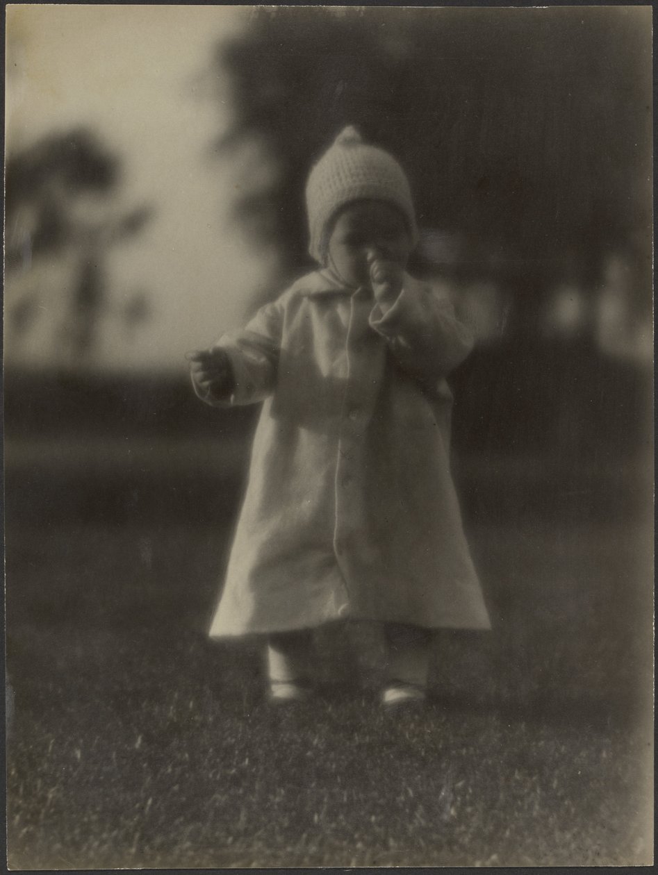 [Retrato de um bebé com casaco] de Louis Fleckenstein