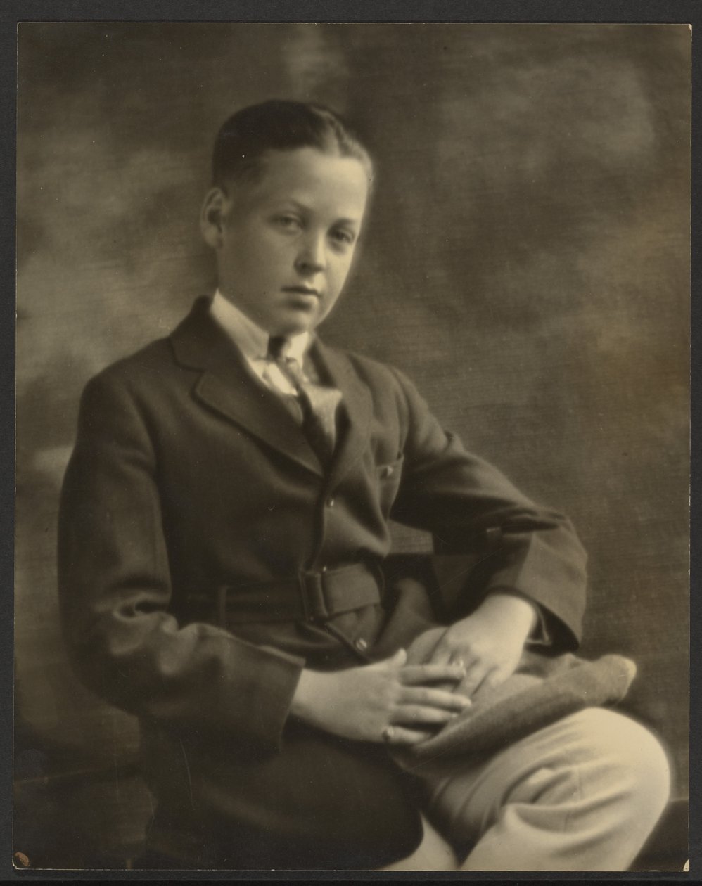 [Retrato de um rapaz com boné no joelho]. de Louis Fleckenstein