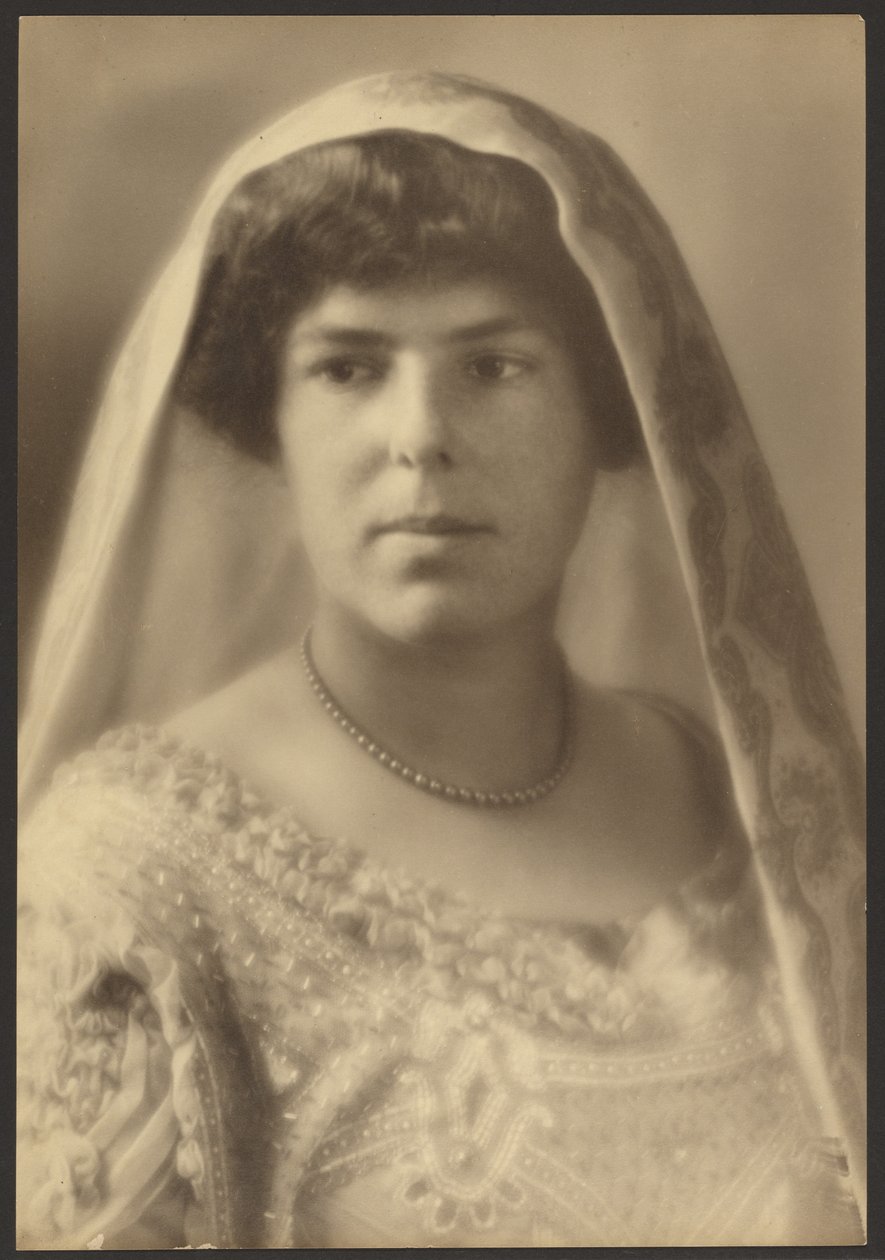 [Retrato de uma noiva com vestido de contas]. de Louis Fleckenstein