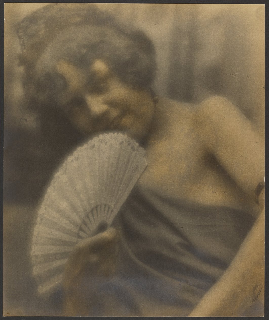[Retrato de uma rapariga com leque] de Louis Fleckenstein
