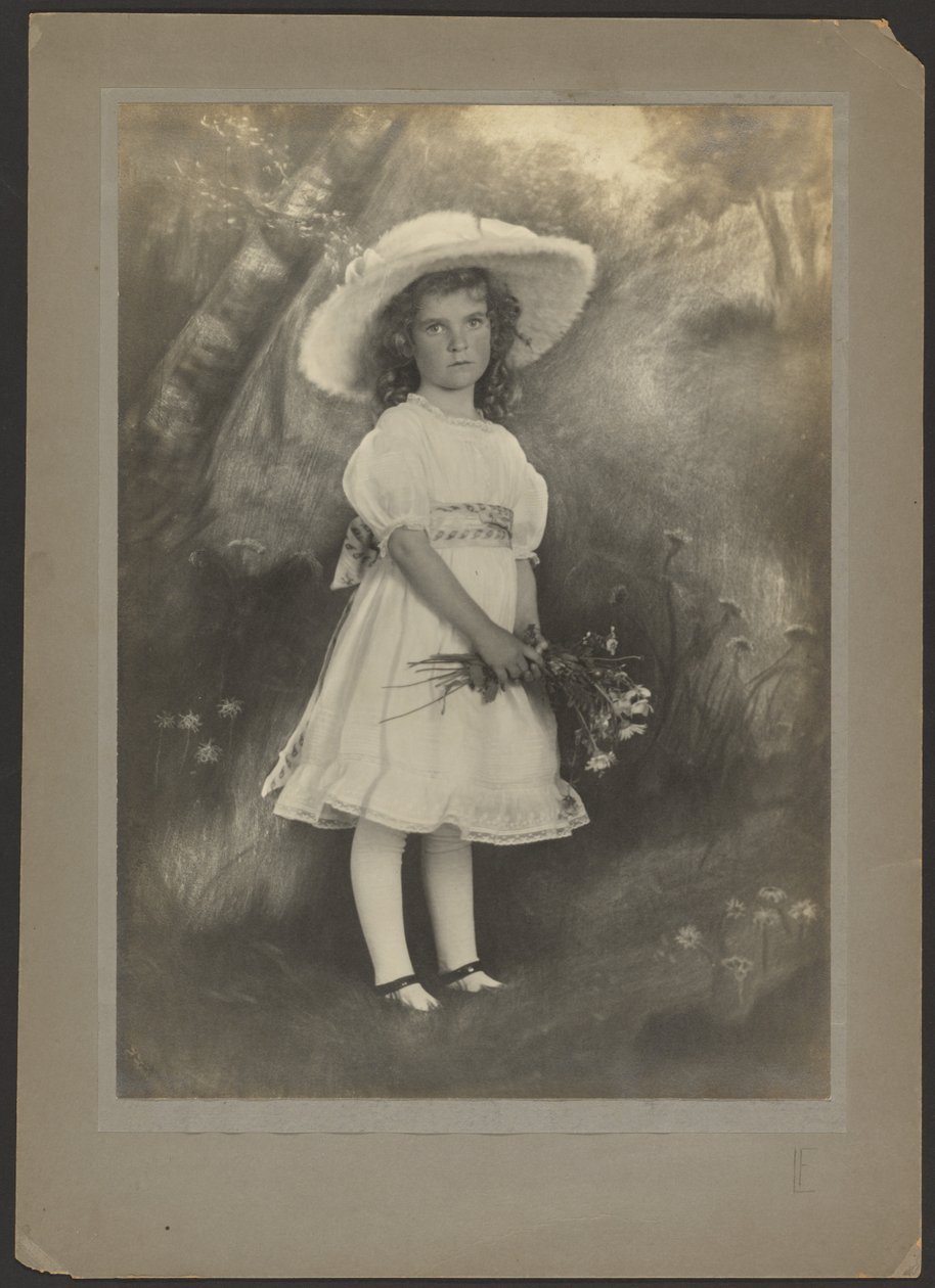 [Retrato de uma rapariga com flores perante um cenário pintado] de Louis Fleckenstein