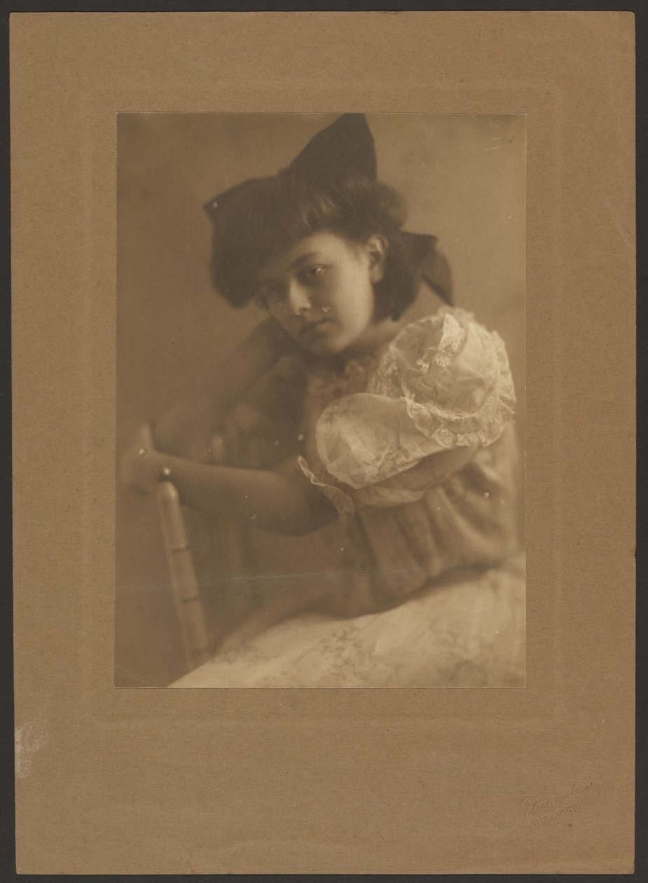 [Retrato de uma rapariga com um grande laço]. de Louis Fleckenstein